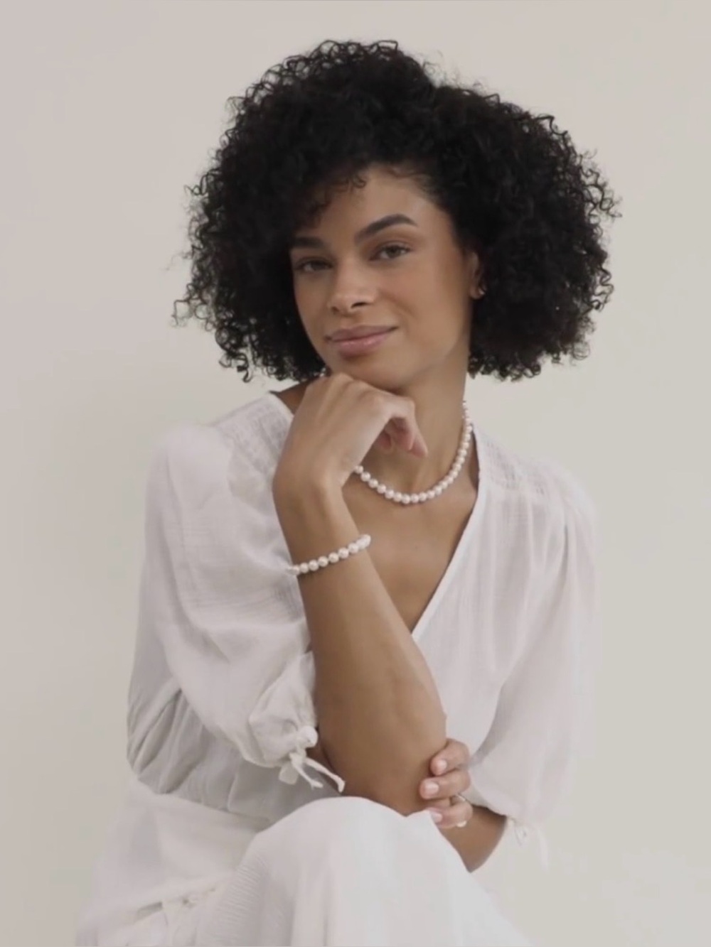 • The Pearl Source Set White Freshwater Pearl Necklace, Bracelet & Earrings •